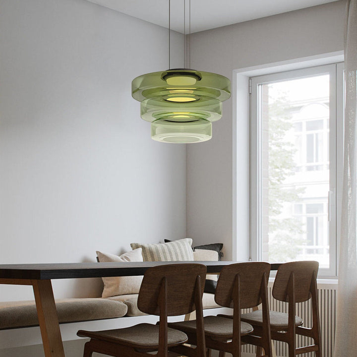 Grüne Glas-Pendelleuchte über Esstisch, modernes Design, skandinavischer Stil, Innenbeleuchtung.