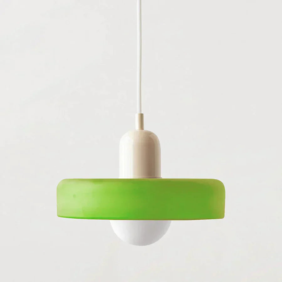 Grüne Hängelampe mit weißem Kabel, modernes Design, energiesparend, Inneneinrichtung.