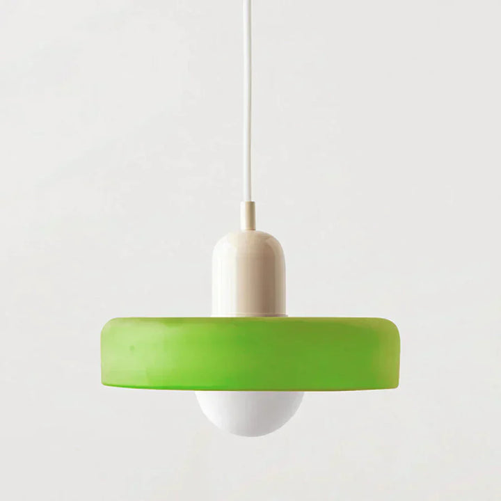 Grüne Hängelampe mit weißem Kabel, modernes Design, energiesparend, Inneneinrichtung.