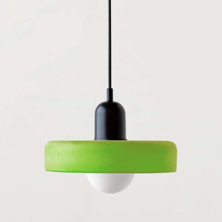 Grüne Hängelampe mit schwarzem Kabel, modernes Design, energiesparend, Inneneinrichtung.