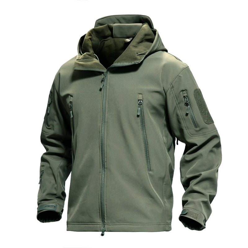 Grüne taktische Softshell-Jacke, wasserabweisend, mit Kapuze und Reißverschlusstaschen.