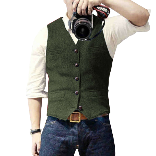 Mann mit Kamera trägt grüne Weste, weißes Hemd, Jeans. Fotografie, Mode, Herrenbekleidung.