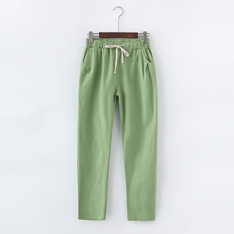 Grüne Jogginghose aus Baumwolle mit Kordelzug, bequem und modisch für Freizeitkleidung.