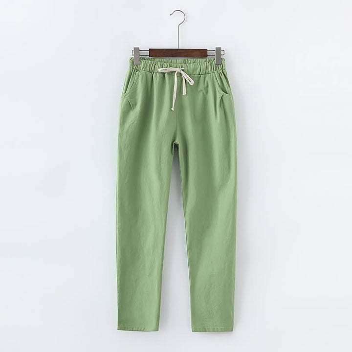 Grüne Jogginghose aus Baumwolle mit Kordelzug, bequem und modisch für Freizeitkleidung.
