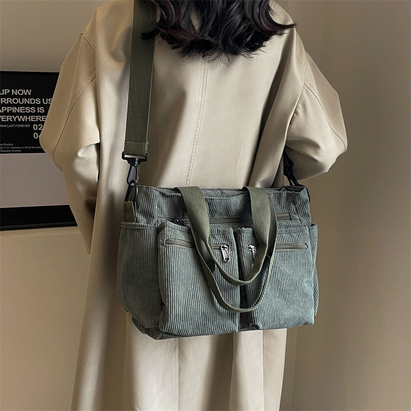 Frau mit grüner Cord-Umhängetasche, lässiger Stil, modisch, vielseitig, Damenmode.