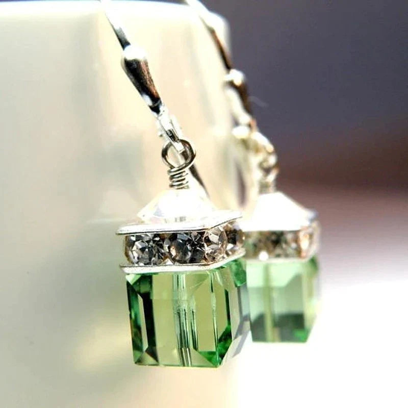 Grüne Kristall-Ohrringe mit silbernen Fassungen, eleganter Schmuck, Damenaccessoire.
