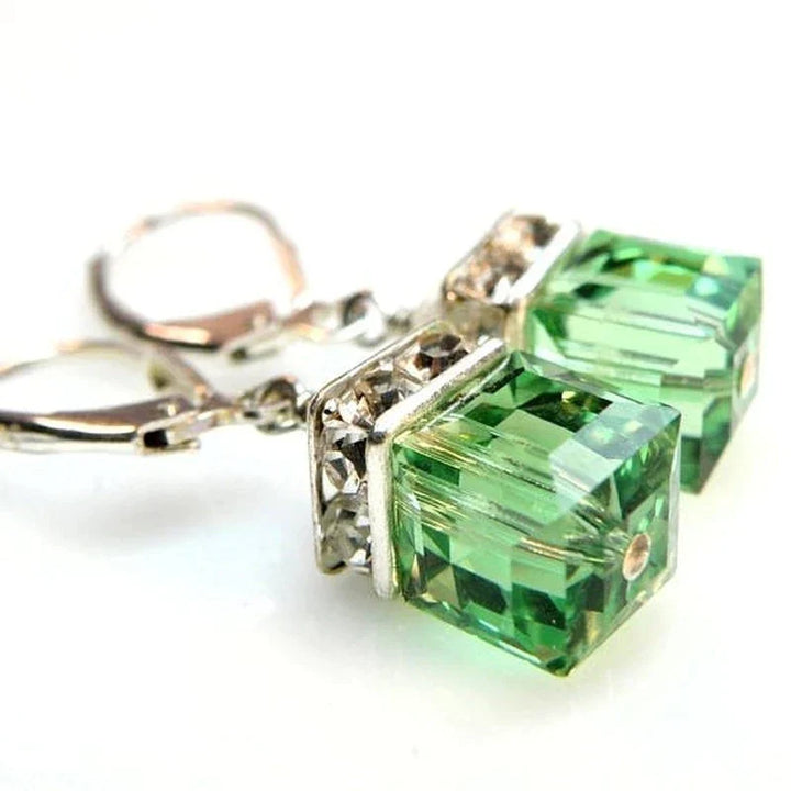 Grüne Kristall-Ohrringe, silberne Fassung, eleganter Schmuck, quadratischer Schliff