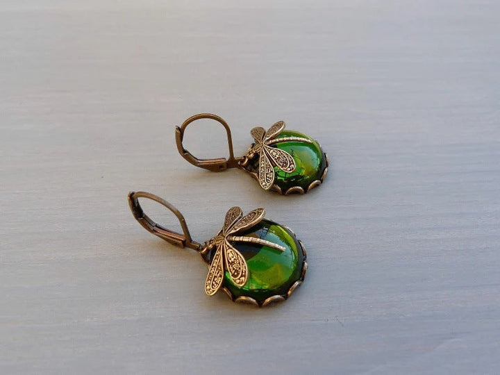 Antike Ohrringe mit Libellenmotiv, grünem Stein, Vintage-Stil, Schmuck, Damenaccessoire.