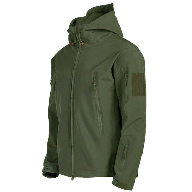 Grüne Softshell-Jacke mit Kapuze, Reißverschlusstaschen, Outdoor-Bekleidung, Herrenmode.