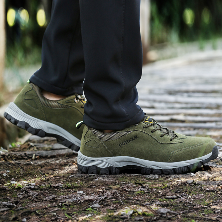 Grüne Outdoor-Wanderschuhe, rutschfeste Sohle, atmungsaktiv, für Herren, auf Waldweg.