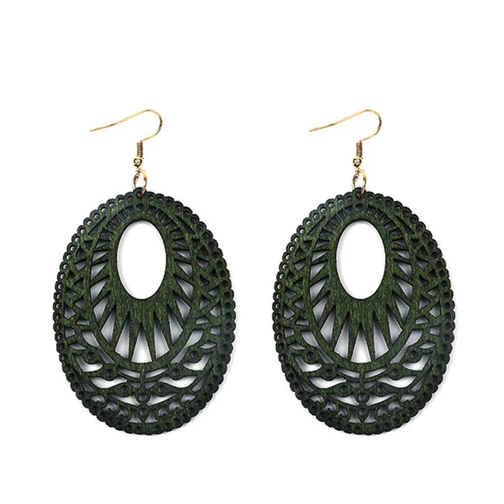 Grüne ovale Ohrringe aus Holz mit filigranem Design und goldenen Haken, Modeschmuck.