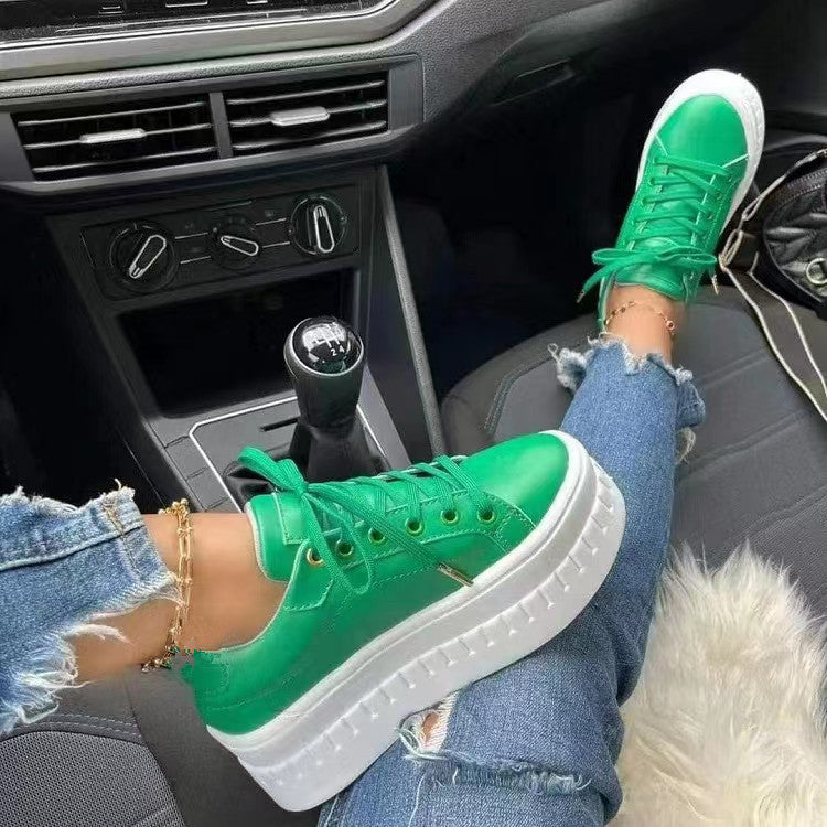 Grüne Plateau-Sneaker aus Leder, Damenmode, lässig, Autofahrt, zerrissene Jeans, Trend 2023.