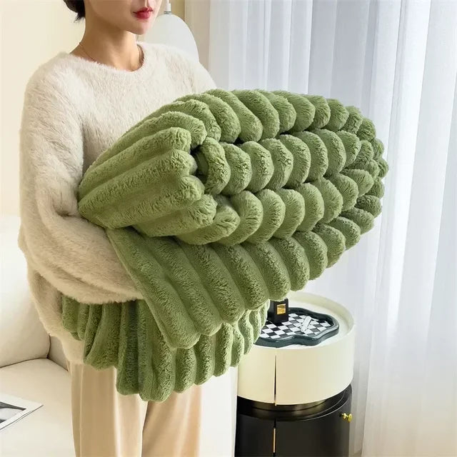 Frau hält grüne, flauschige Decke, Wohnzimmer, gemütlich, modernes Design, Heimdekoration.