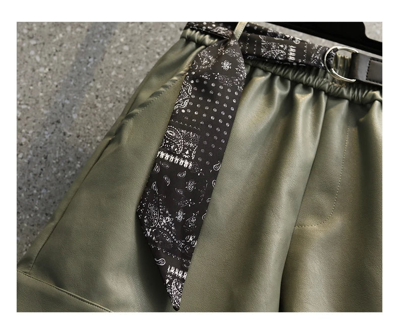 Grüne Lederhose mit schwarzem Bandana-Gürtel, modisch, elegant, Damenbekleidung.