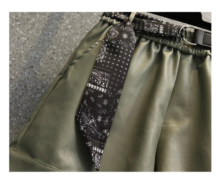 Grüne Lederhose mit schwarzem Bandana-Gürtel, modisch, elegant, Damenbekleidung.