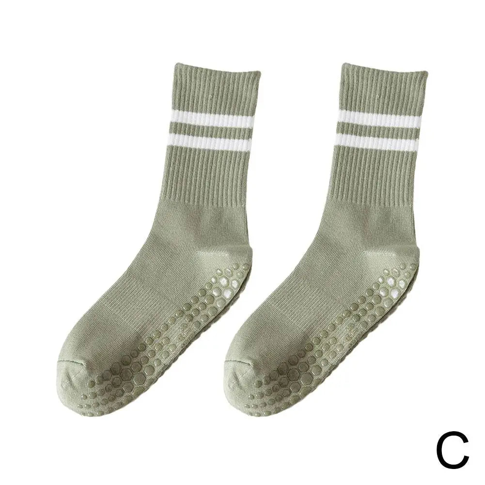 Grüne rutschfeste Socken mit Streifen, Baumwolle, Unisex, für Sport und Freizeit.