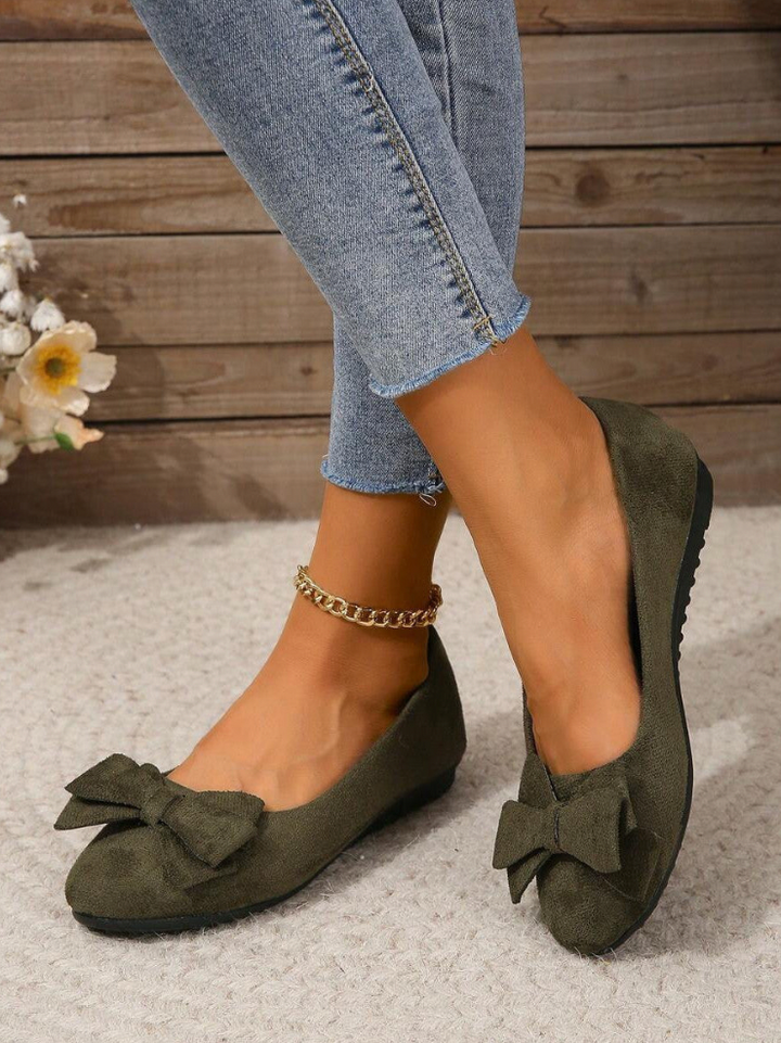 Damen Ballerinas mit Schleife, olivgrün, Wildlederoptik, lässig, bequem, modisch, Jeans.