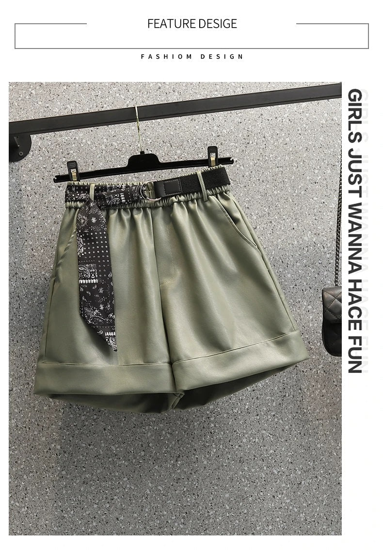 Grüne Satin-Shorts mit schwarzem Gürtel, Damenmode, elegant, Sommerkleidung, Freizeitlook.