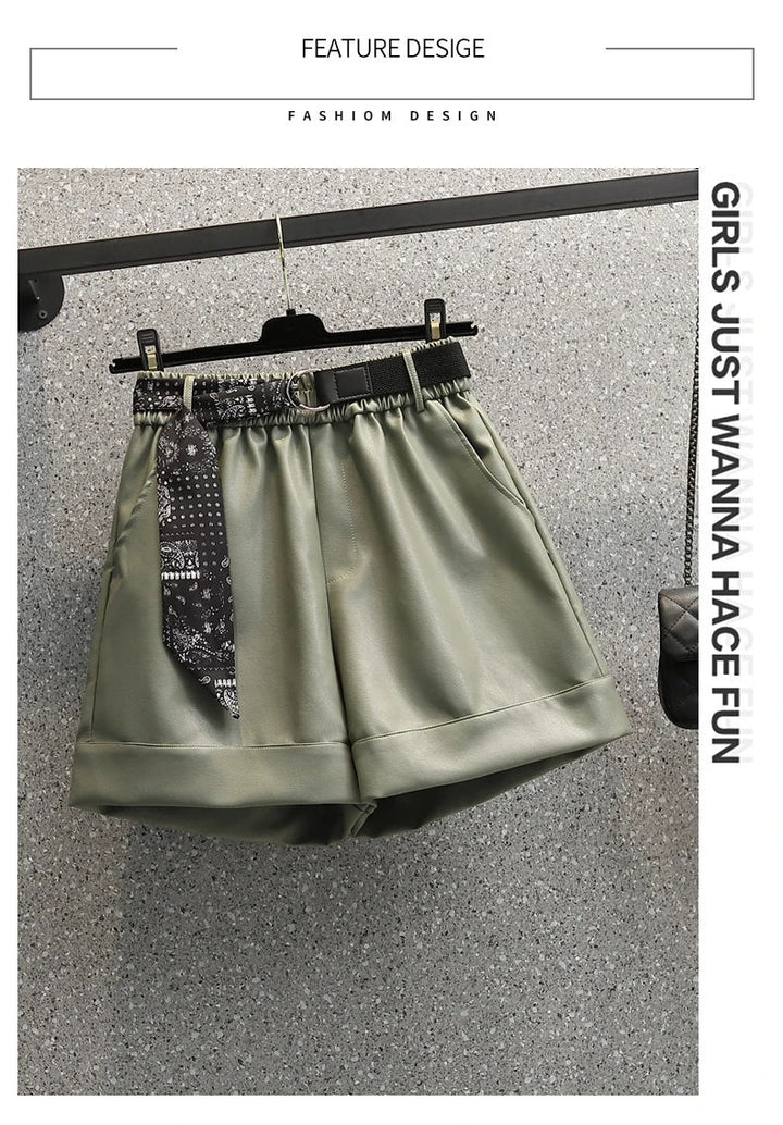 Grüne Satin-Shorts mit schwarzem Gürtel, Damenmode, elegant, Sommerkleidung, Freizeitlook.