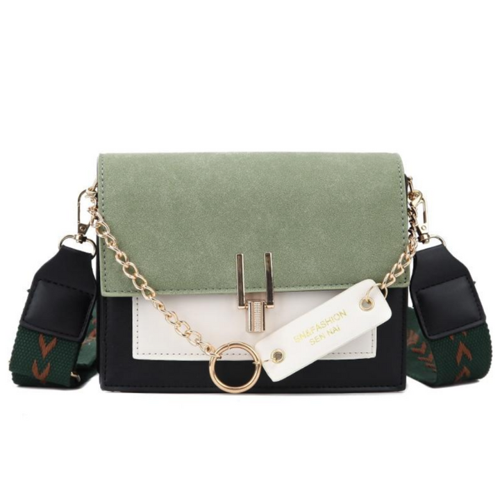 Grüne Damenhandtasche aus Leder mit Kettendetail und verstellbarem Schulterriemen.