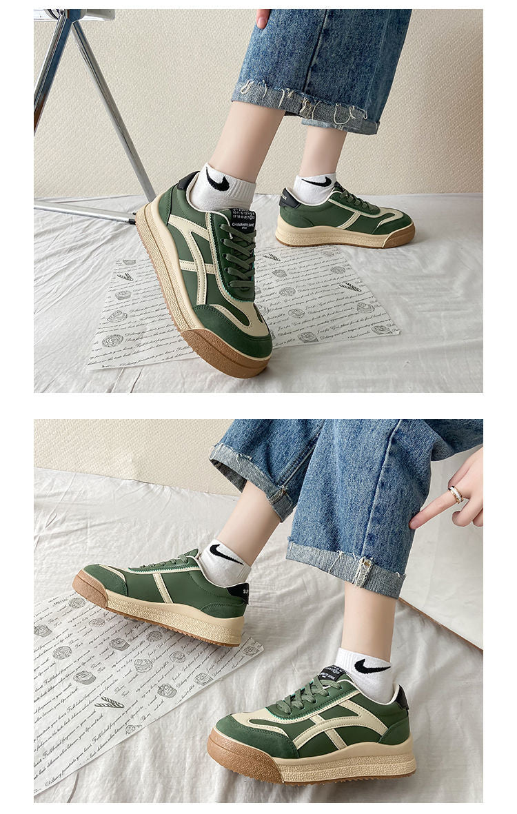 Grüne Sneaker mit weißem Streifen, Gummisohle, Jeans, Nike-Socken, modisch, lässig