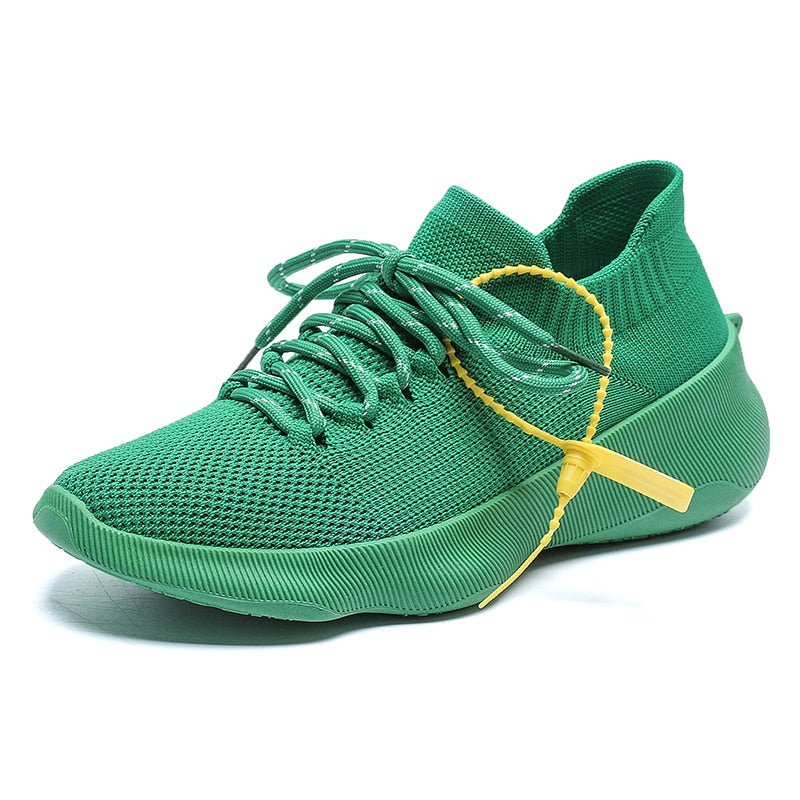 Grüner Sneaker mit gelben Akzenten, atmungsaktives Mesh, modischer Freizeitschuh.