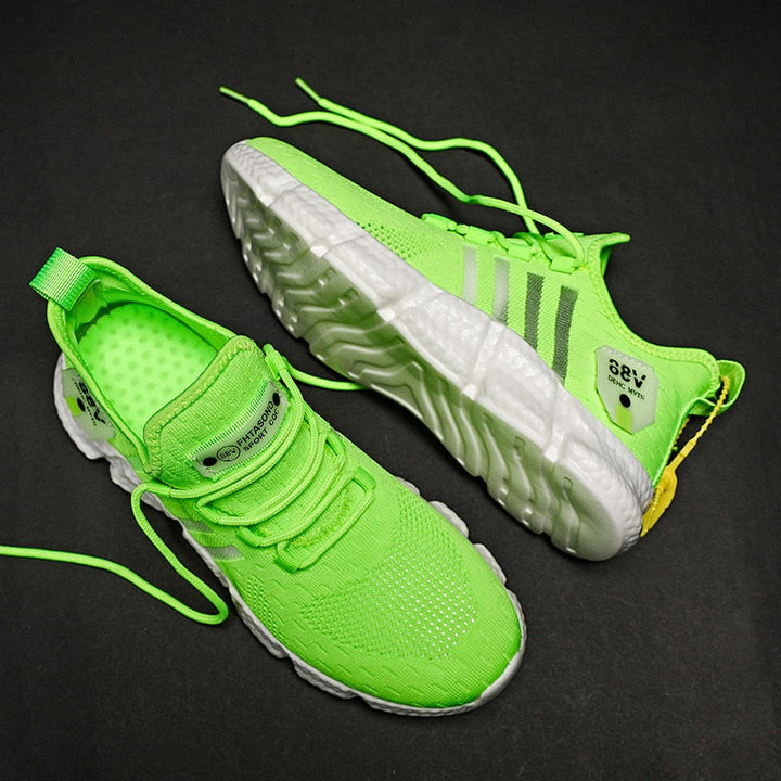 Neon-grüne Sportschuhe, atmungsaktiv, mit weißer Sohle, ideal für Laufen und Fitness.