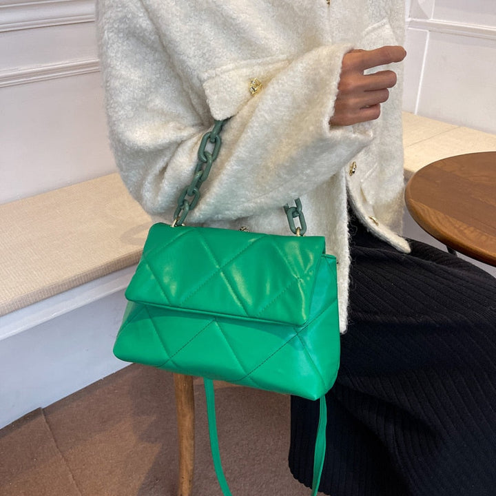 Grüne gesteppte Handtasche aus Leder mit Kettengurt, modisch, Damenaccessoire.