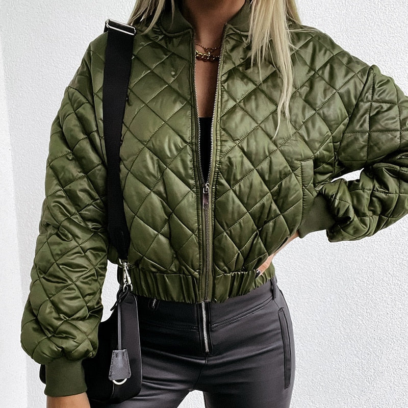 Grüne gesteppte Bomberjacke Damen, Reißverschluss, modisch, Herbstmode, lässig, elegant.