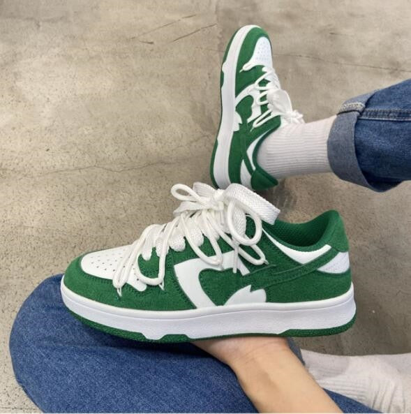 Weiße und grüne Sneaker, Unisex, Freizeitschuhe, Leder, sportlich, modisch, bequem.