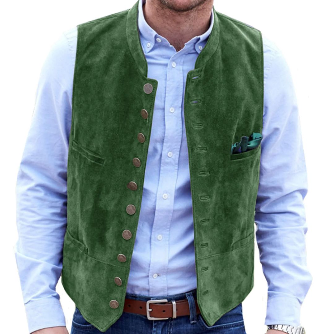 Grüne Herrenweste aus Wildleder, traditionell, mit Knöpfen, über hellblauem Hemd getragen.