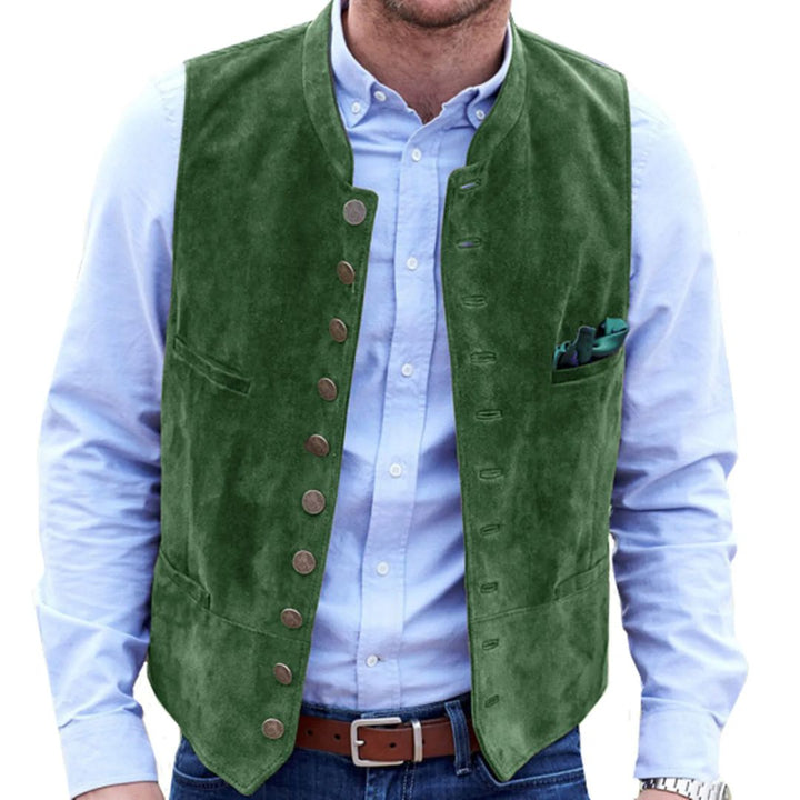 Grüne Herrenweste aus Wildleder, traditionell, mit Knöpfen, über hellblauem Hemd getragen.