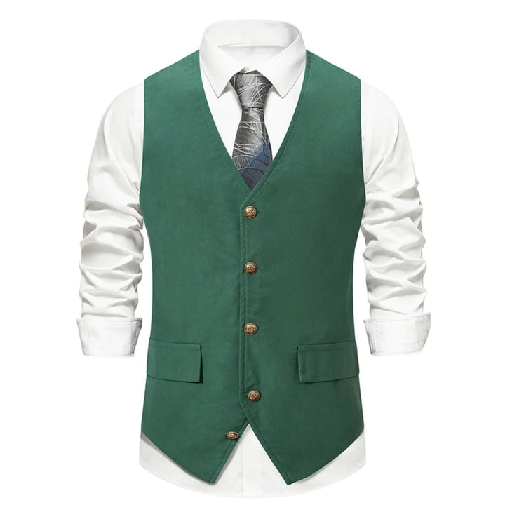 Grüne Herrenweste mit Knöpfen, weißes Hemd, Krawatte, elegantes Herrenmode-Outfit.