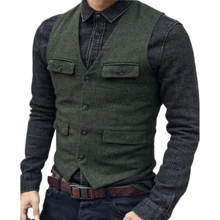 Mann in grüner Tweed-Weste und schwarzem Hemd, modisch, elegant, Herrenmode, Freizeitkleidung.
