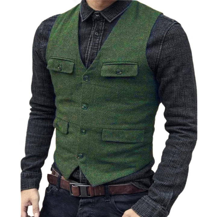 Mann in grüner Tweed-Weste, schwarzes Hemd, Freizeitkleidung, modisch, Herrenmode.