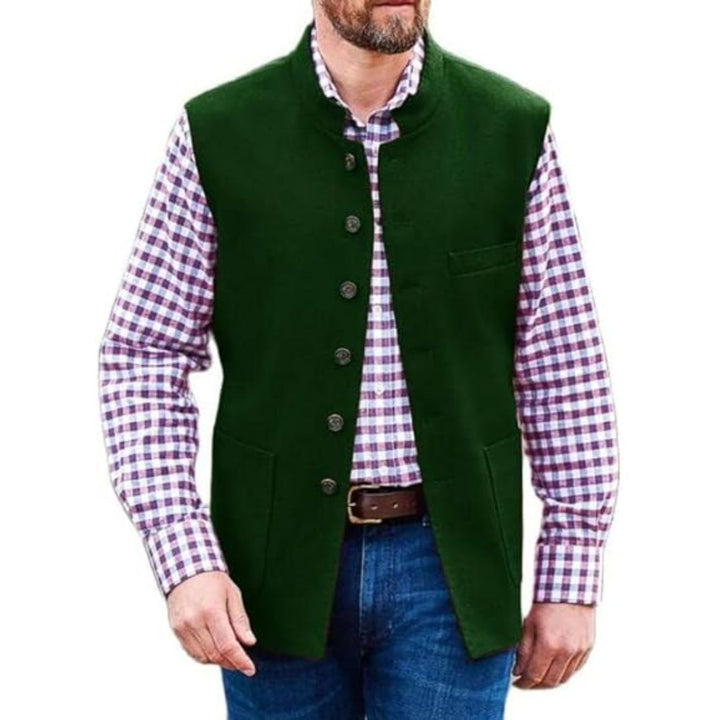 Grüne Herrenweste aus Wolle, Stehkragen, über kariertem Hemd, Freizeitmode, elegant.