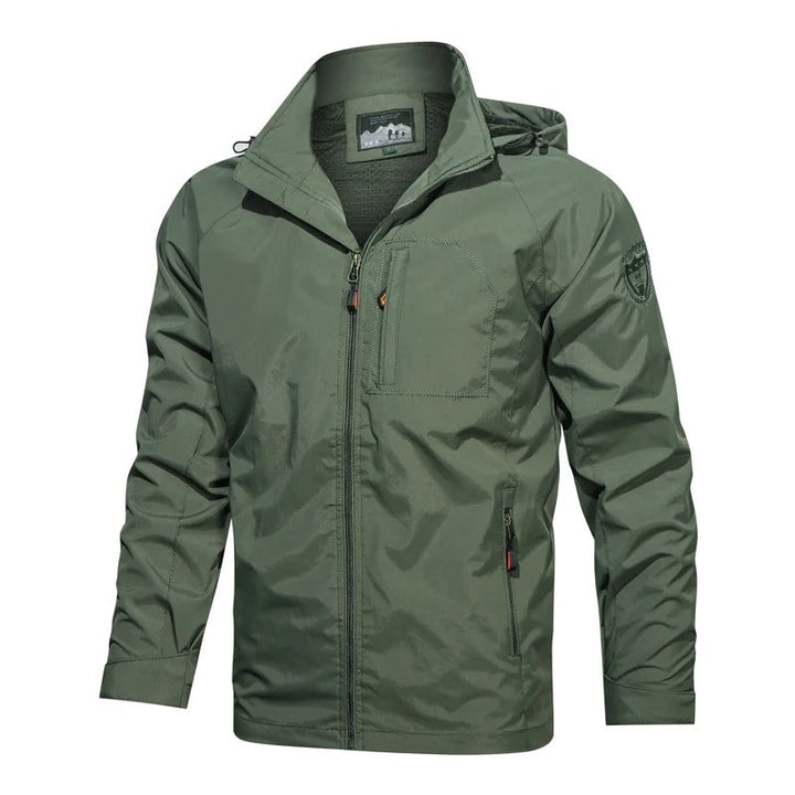 Grüne Herren-Outdoorjacke mit Kapuze, Reißverschluss und Brusttasche, winddicht, wasserabweisend.