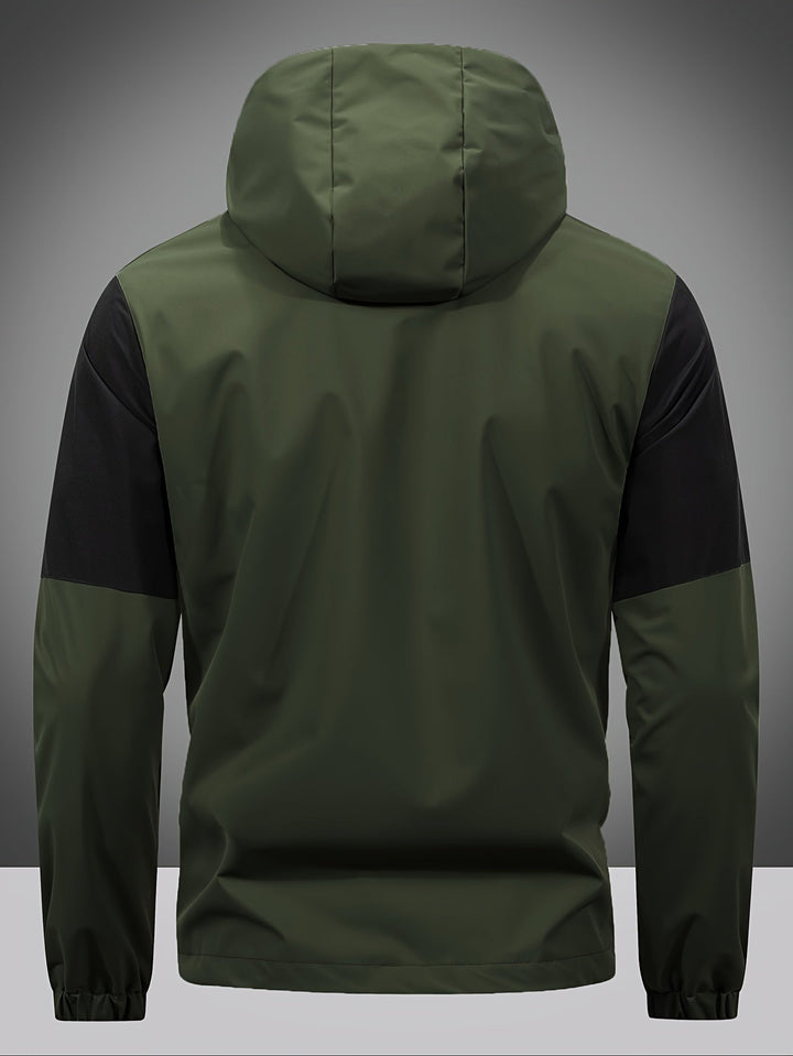 Grüne Herrenjacke mit Kapuze, wasserabweisend, Outdoor-Mode, Rückansicht.