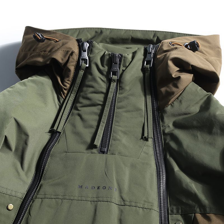 Grüne Outdoor-Jacke mit Kapuze, Reißverschlüssen, wasserabweisend, für Herren.