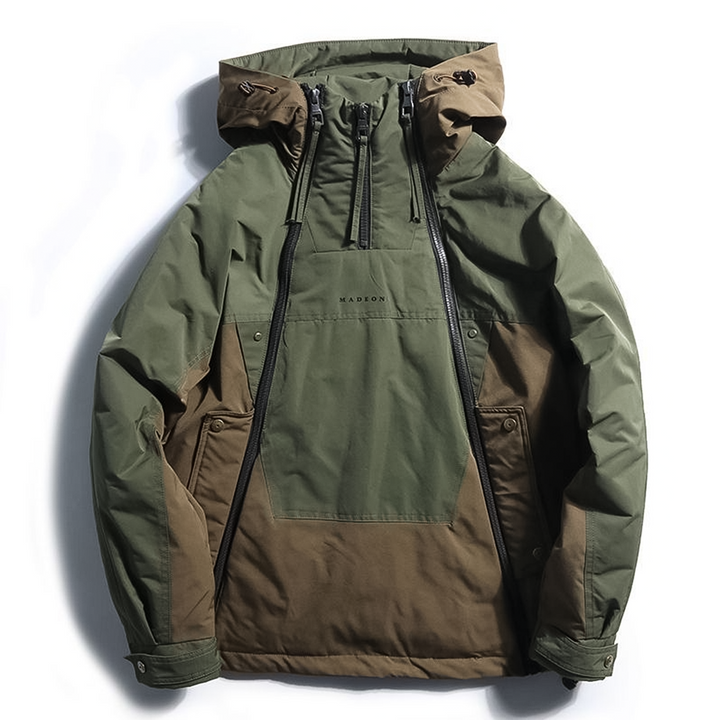 Grüne Outdoor-Jacke mit Kapuze, wasserabweisend, ideal für Wandern und Trekking.