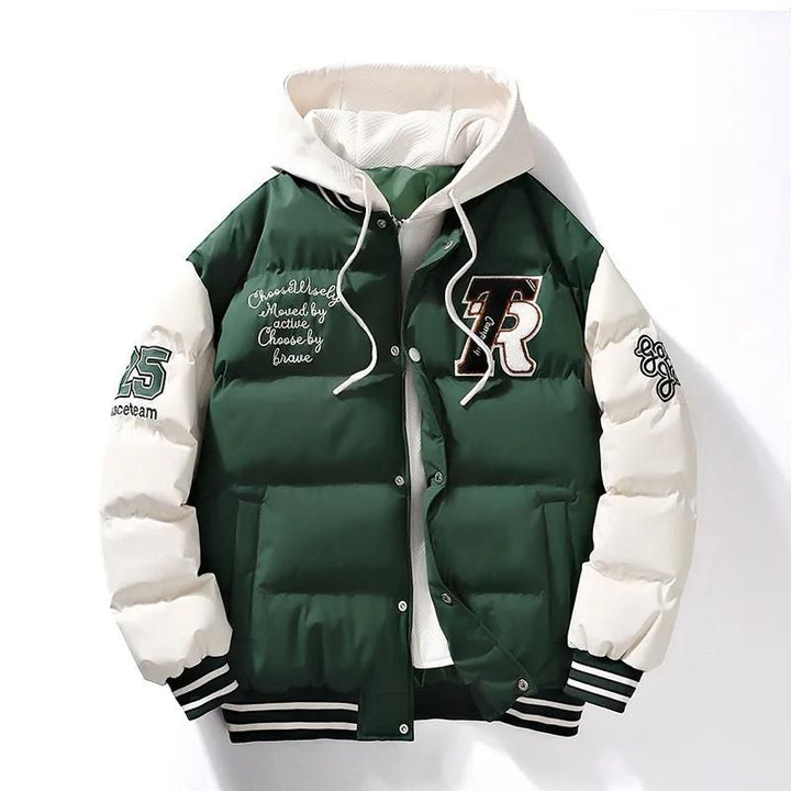Grüne Collegejacke mit Kapuze, gestickten Buchstaben, gestreiften Bündchen, Unisex-Design.