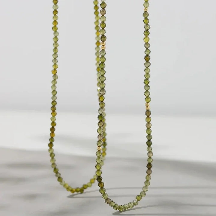 Grüne Perlenkette aus facettiertem Olivin, eleganter Schmuck für Damen, handgefertigt.