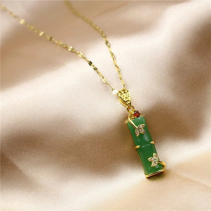 Goldene Halskette mit grünem Anhänger, Schmetterlingsdesign, edel, Schmuck für Damen.