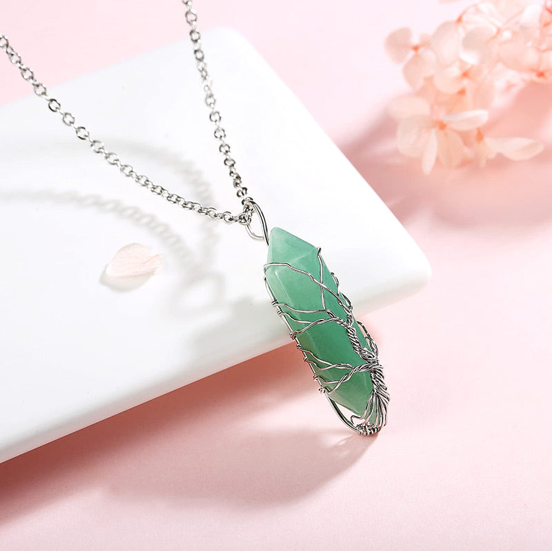 Silberkette mit grünem Edelstein-Anhänger, filigranes Design, eleganter Schmuck für Damen.
