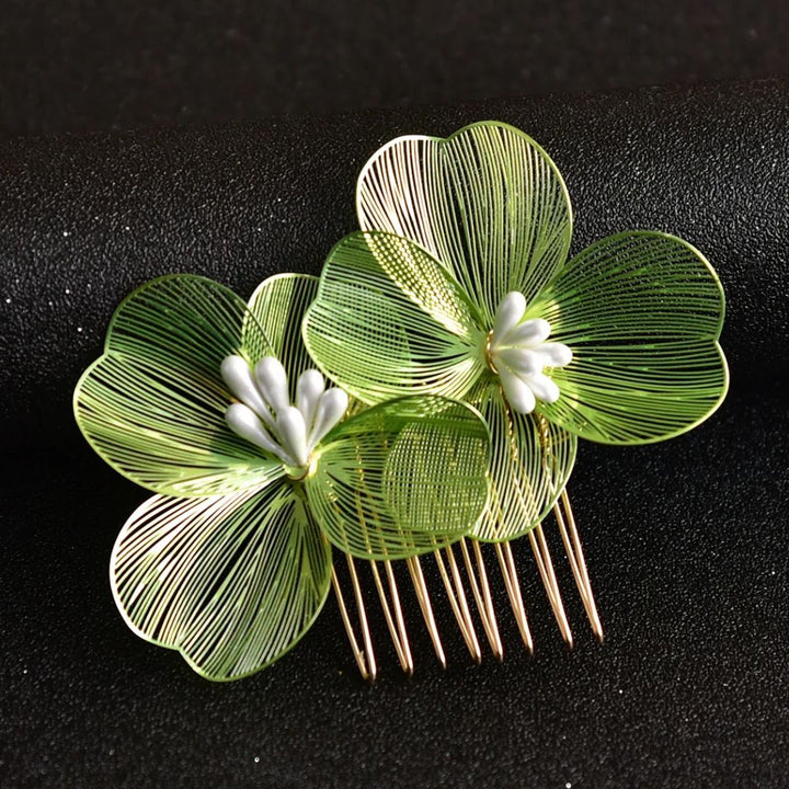 Grüner Haarkamm mit filigranen Blumen, goldene Zinken, elegantes Accessoire für Hochzeiten.