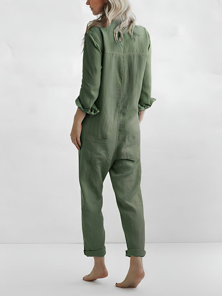 Frau in grünem Jumpsuit aus Leinen, Rückansicht, lässiger Stil, modisch, bequem.