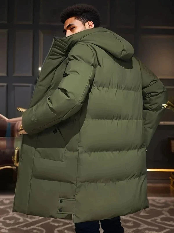 Mann in olivgrünem Daunenmantel mit Kapuze, Wintermode, warme Oberbekleidung, modern.