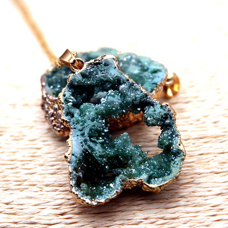 Grüner Achat-Anhänger mit goldener Fassung auf geflochtenem Hintergrund, Edelstein-Schmuck.