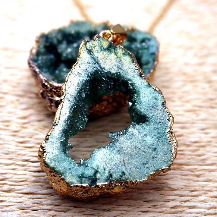 Grüner Drusenanhänger mit goldener Fassung, natürlicher Kristallschmuck, Nahaufnahme.