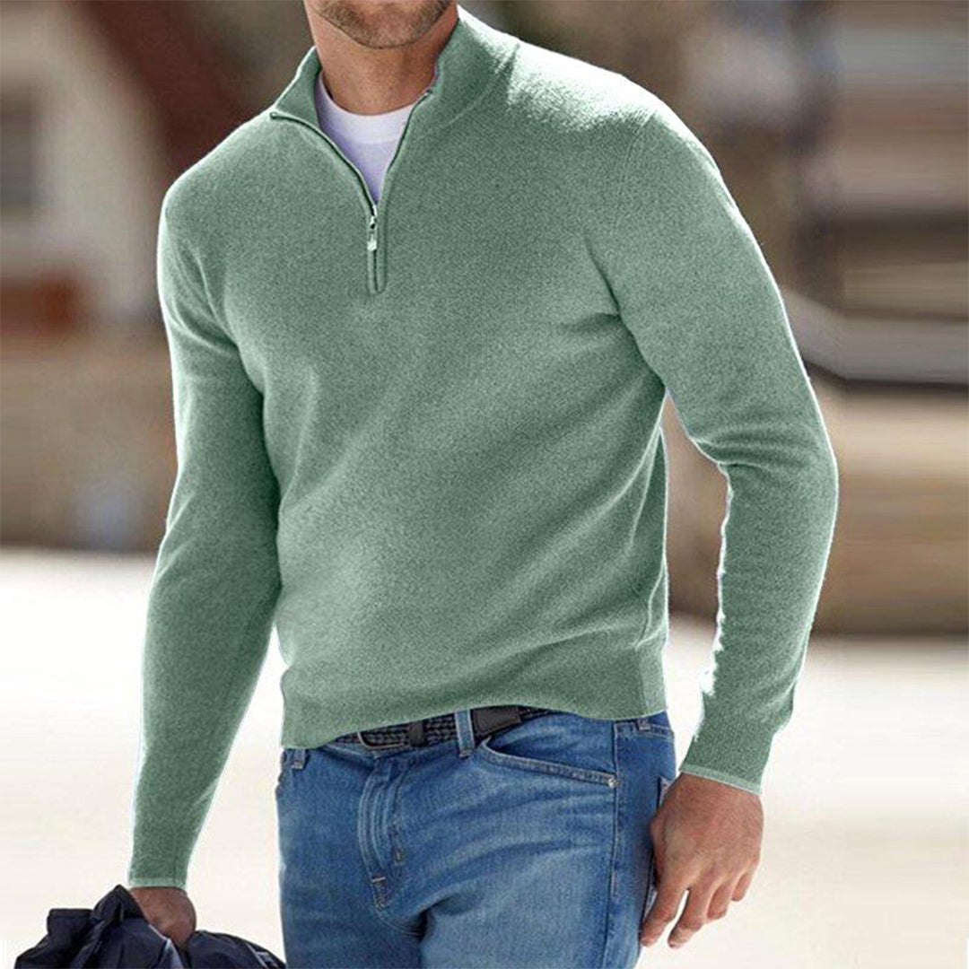 Mann in grünem Pullover mit Reißverschluss, Jeans; Herrenmode, Freizeitkleidung, stilvoll.